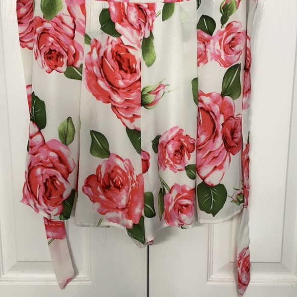 Flutter Sleeve Deep V Floral Romper - Picture 4 of 6